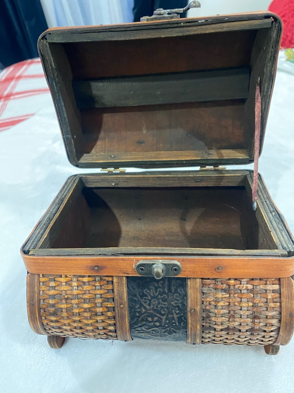 VINTAGE Woven Rattan Treasure Chest Jewelry Box - Brown - Picture 3 of 11